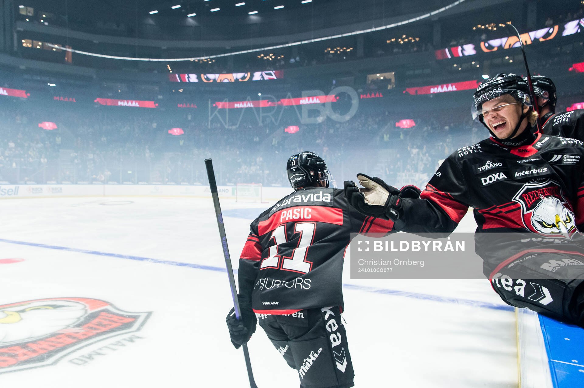 Malmö Redhawks Nikola Pasic och Albert Sjöberg jublar
