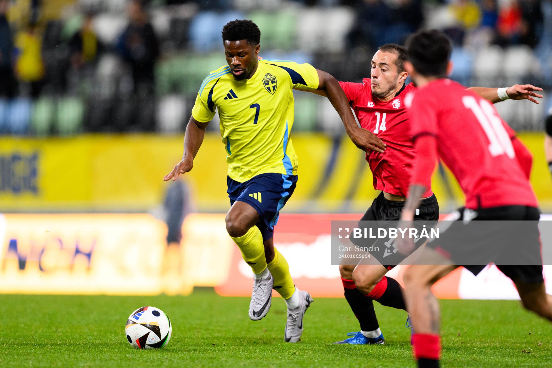 Emmanuel Ekong of Sweden and Levan Osikmashvili of Georgia during the UEFA European Under-21 Qualifier football match between Sweden and Georgia on October 10, 2024 in Jönköping.