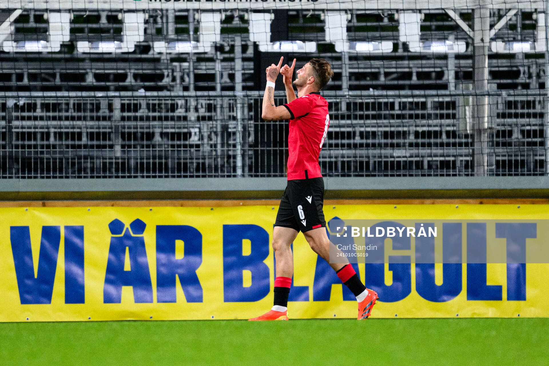 Nodari Lominadze of Georgia celebrates