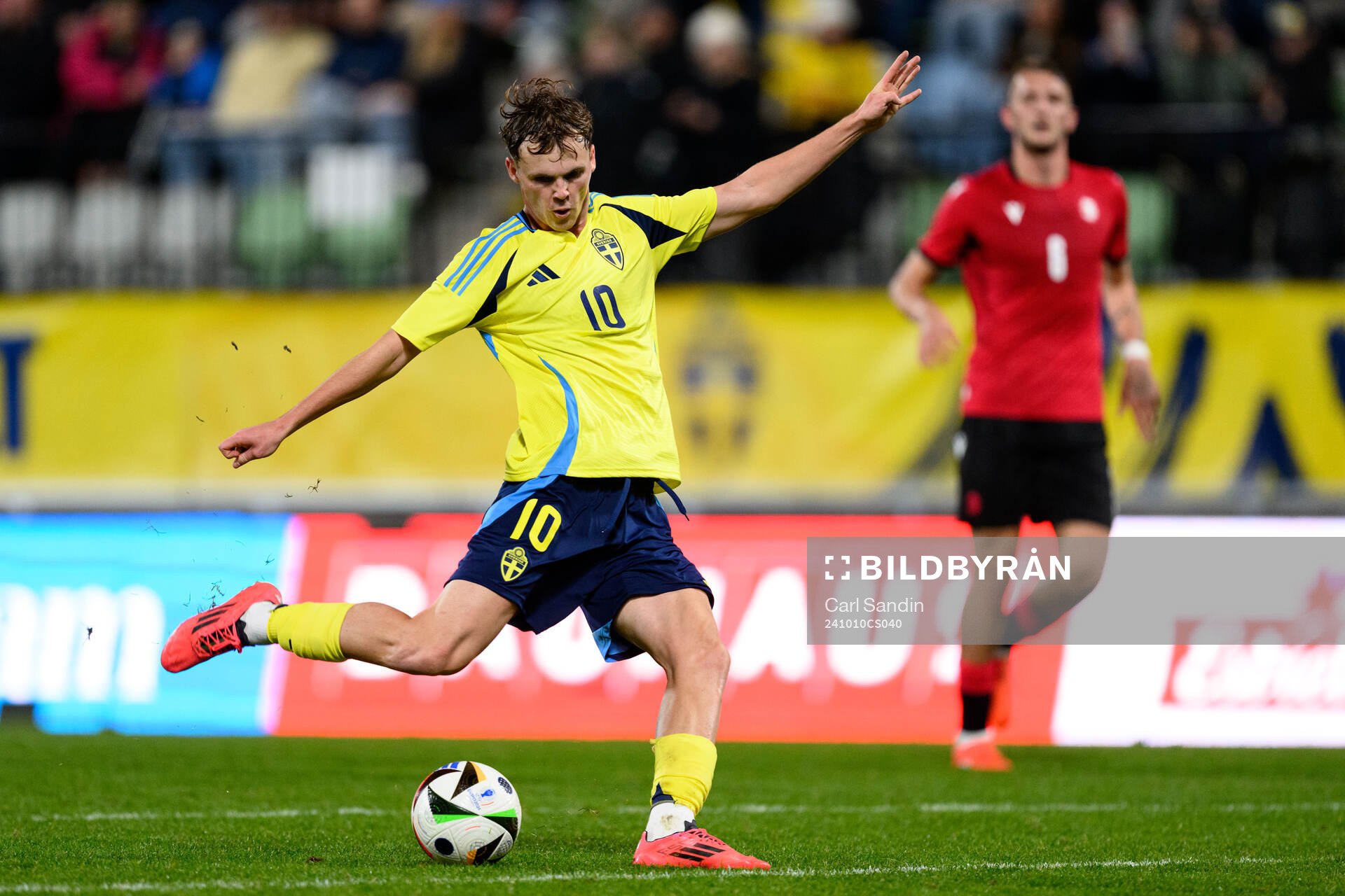 Williot Swedberg of Sweden scores 2-1