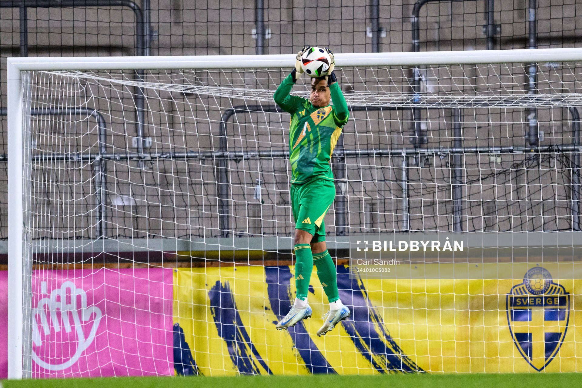 goalkeeper Oliver Dovin of Sweden
