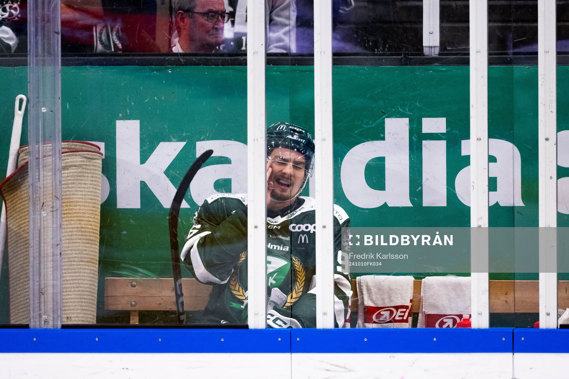Färjestads David Tomasek deppar i utvisningsbåset