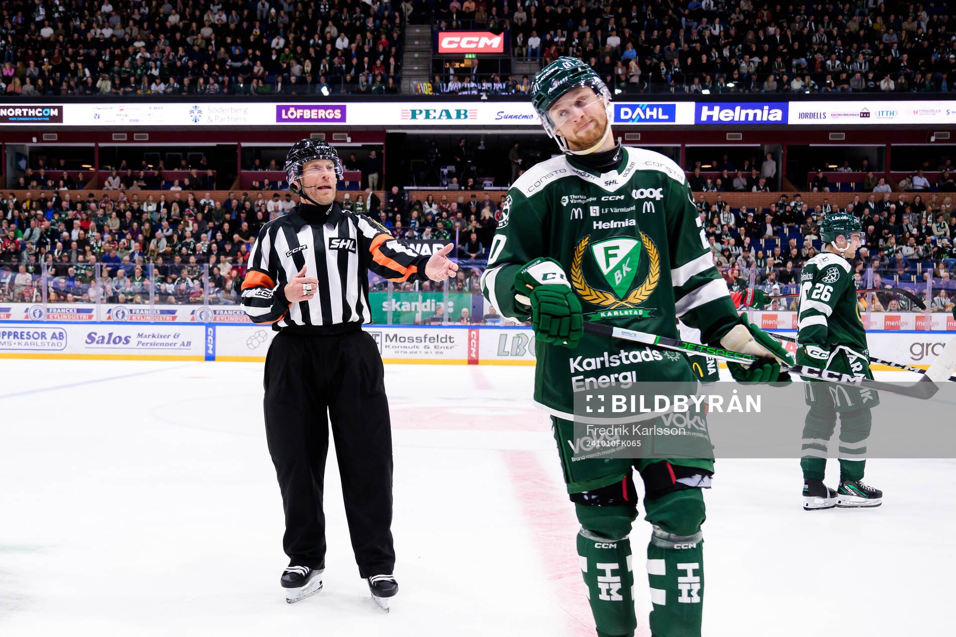 Domare Tobias Björk och Färjestads Marcus Westfält
