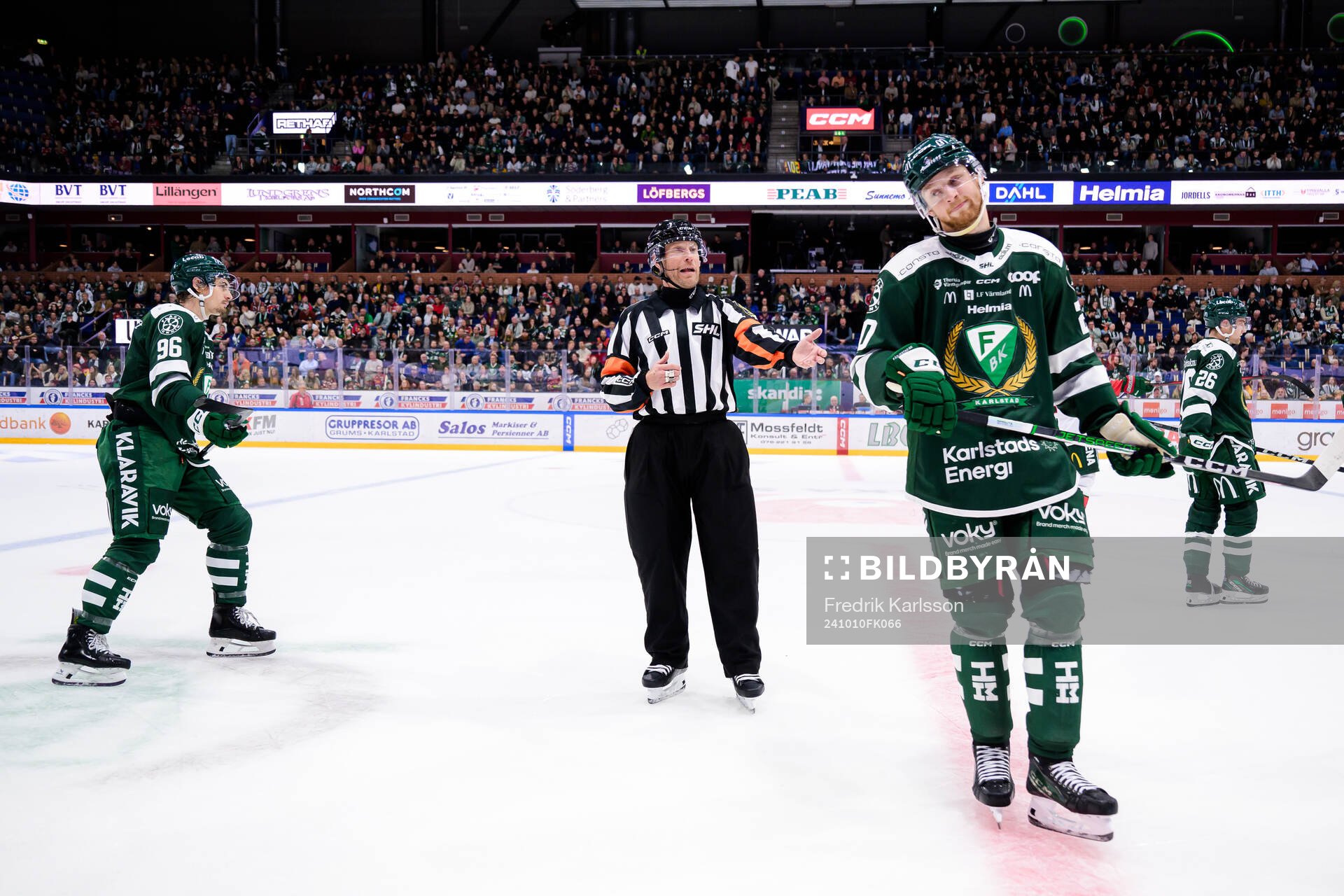 Domare Tobias Björk och Färjestads Marcus Westfält