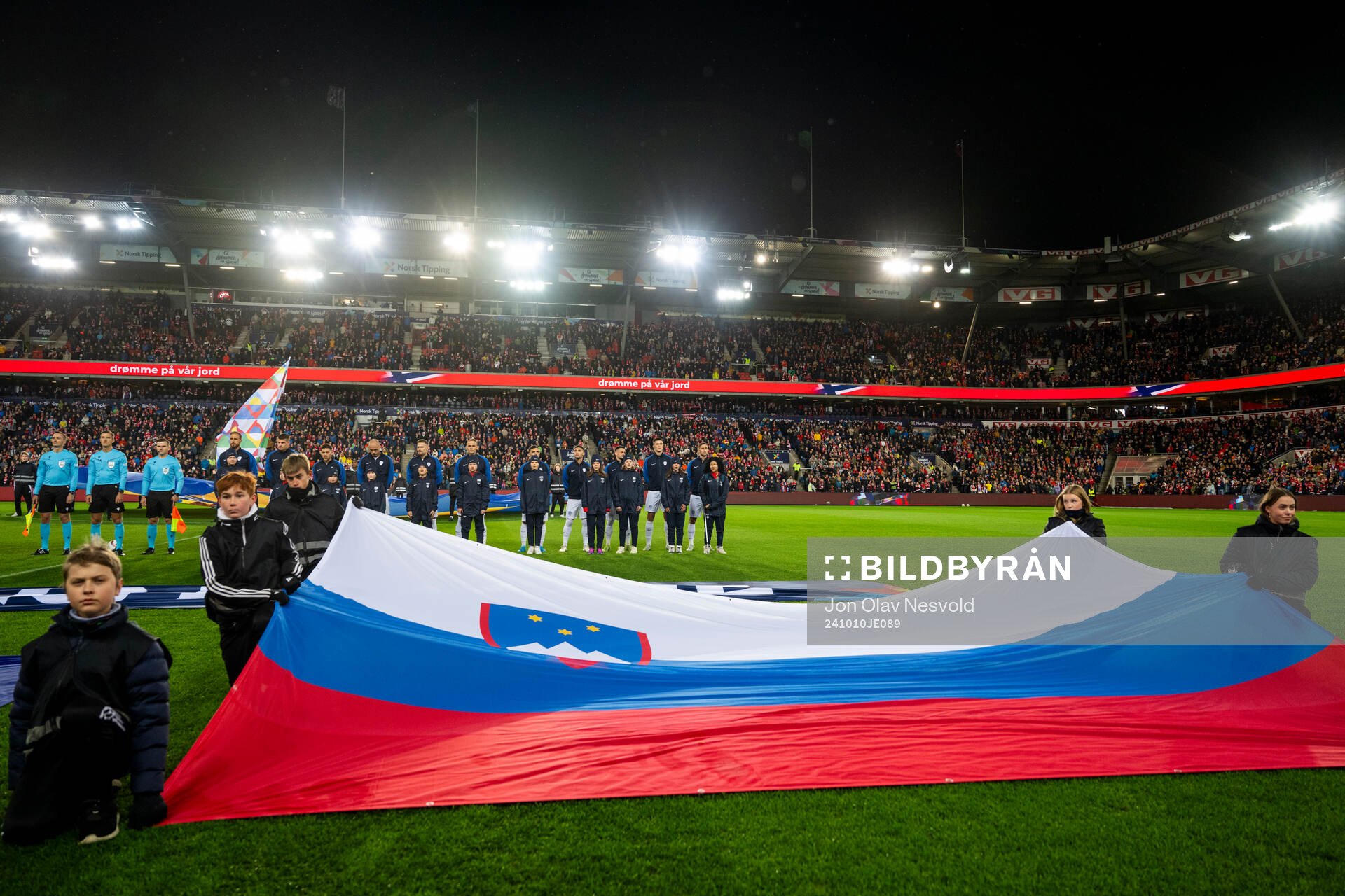 The team line-up and flag of Slovenia
