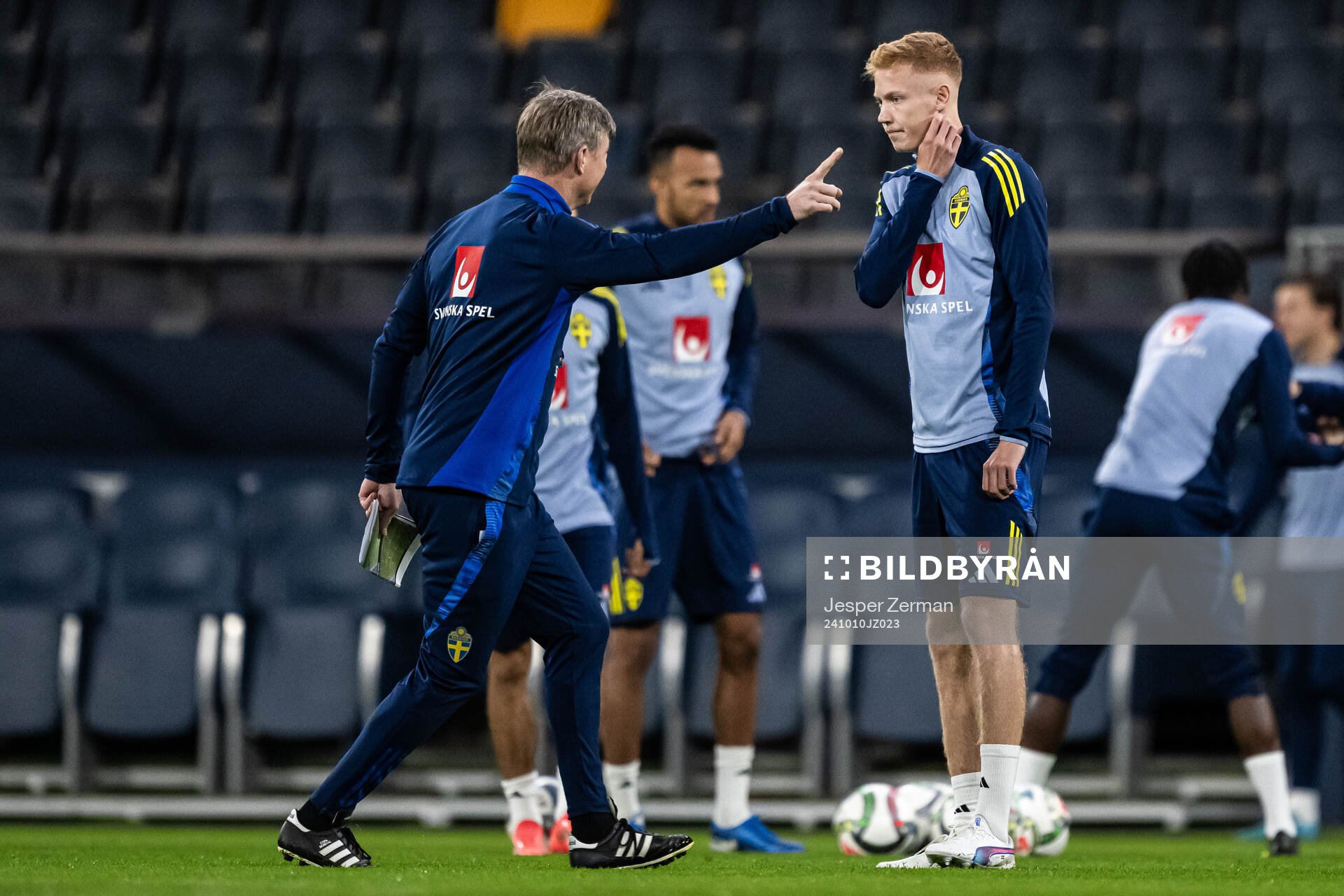 head coach Jon Dahl Tomasson and Hugo Larsson of the