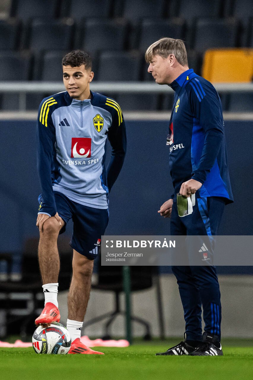 Yasin Ayari and head coach Jon Dahl Tomasson of the Swedish