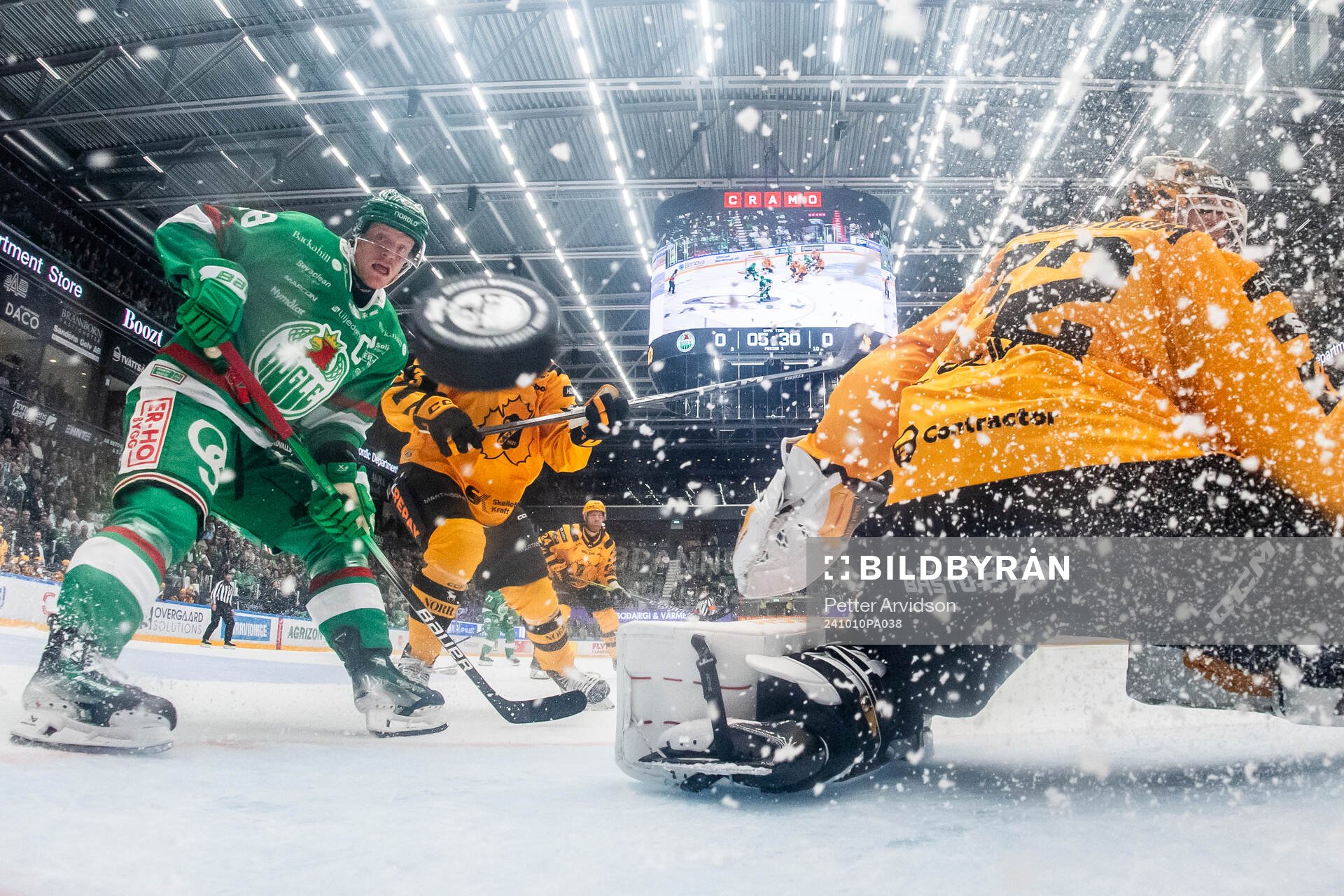 Rögles Anton Bengtsson oroar framför Skellefteås