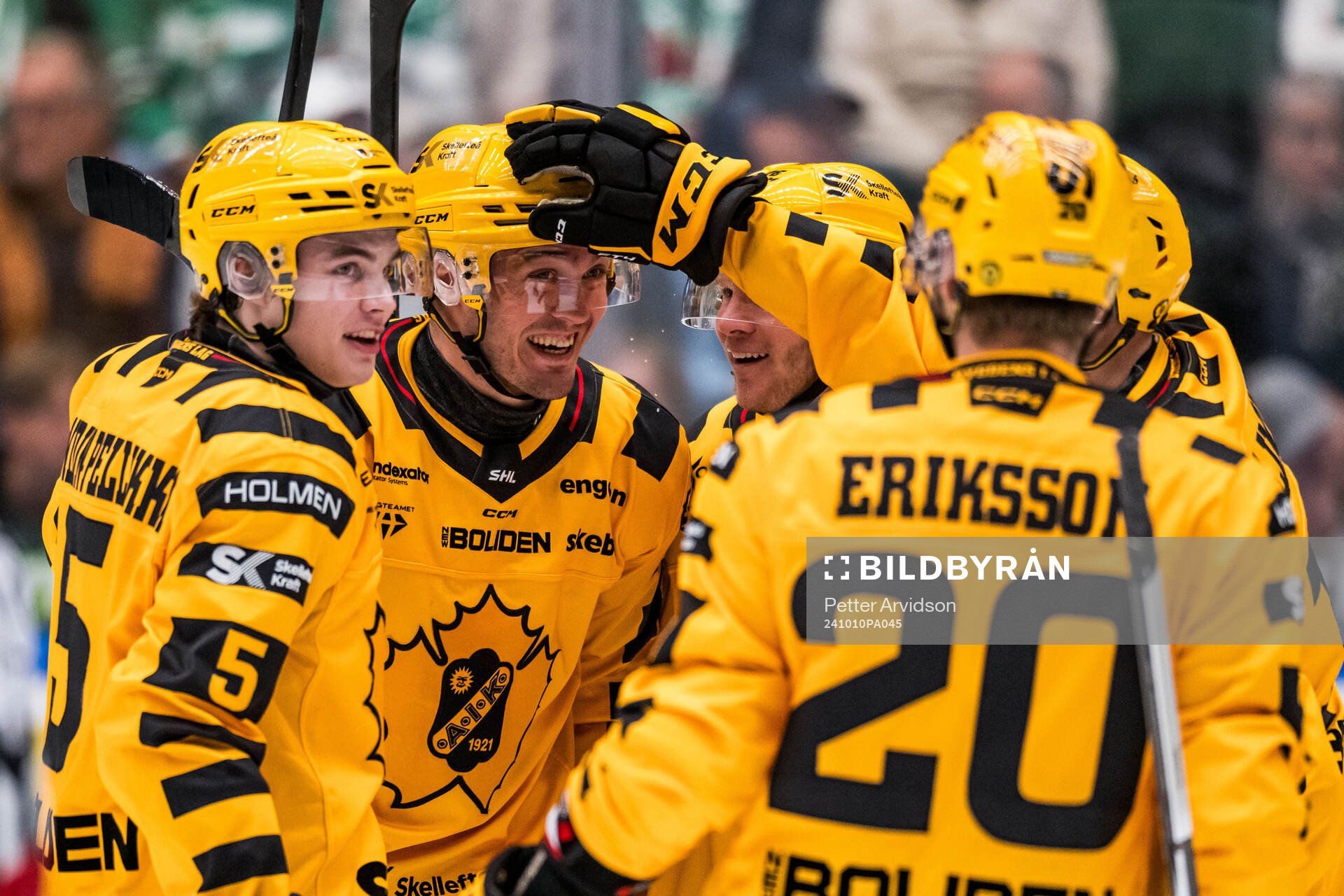 Skellefteås Axel Sandin Pellikka och Max Lindholm jublar