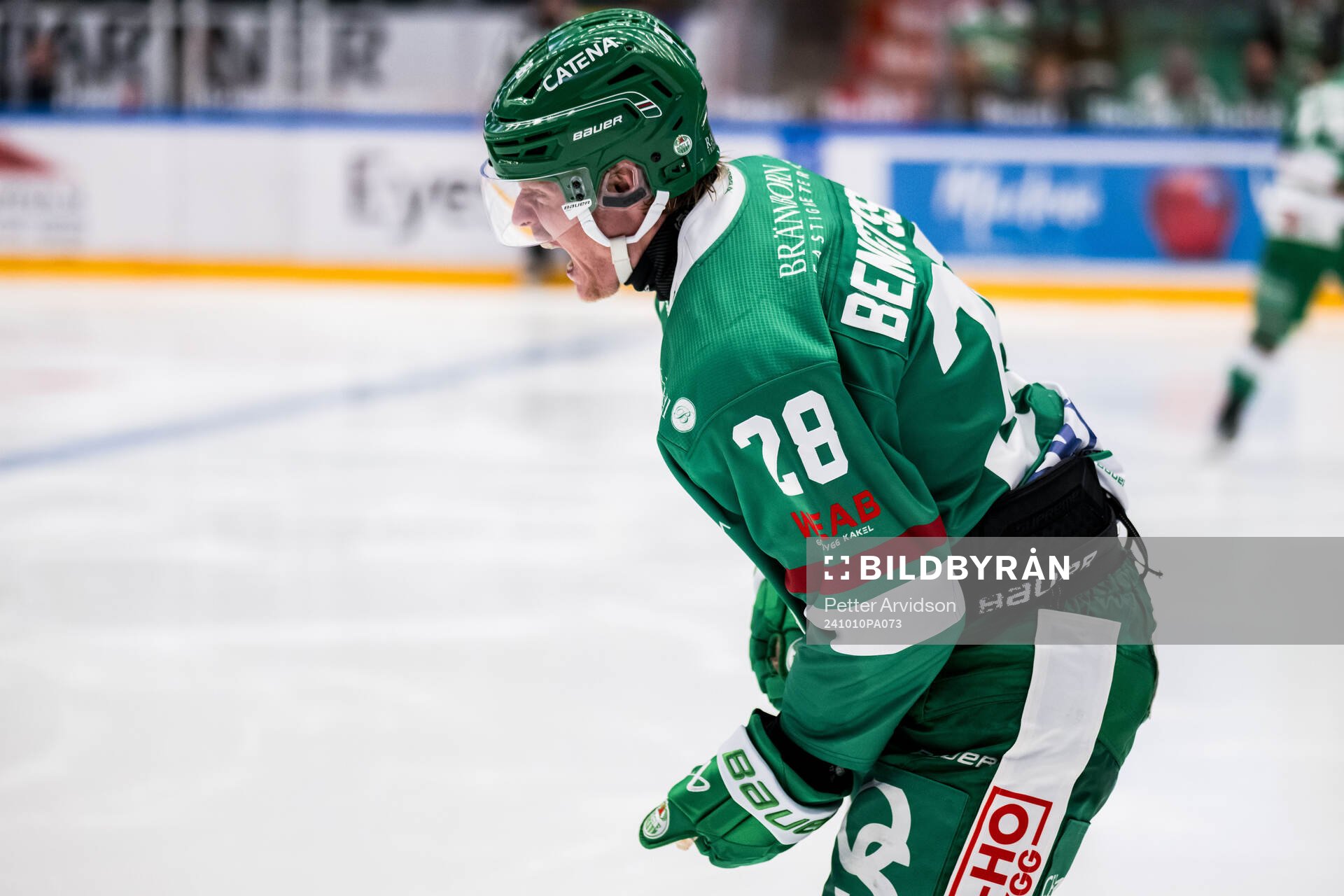 Rögles Anton Bengtsson lämnar planen