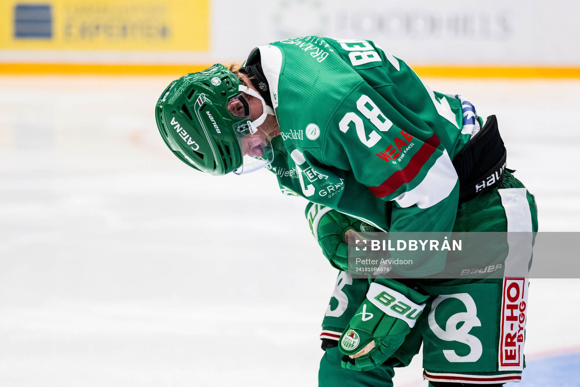 Rögles Anton Bengtsson lämnar planen
