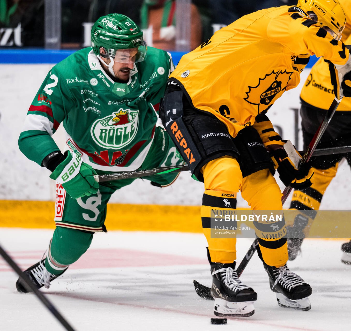 Rögles Brady Ferguson och Skellefteås Frans Haara