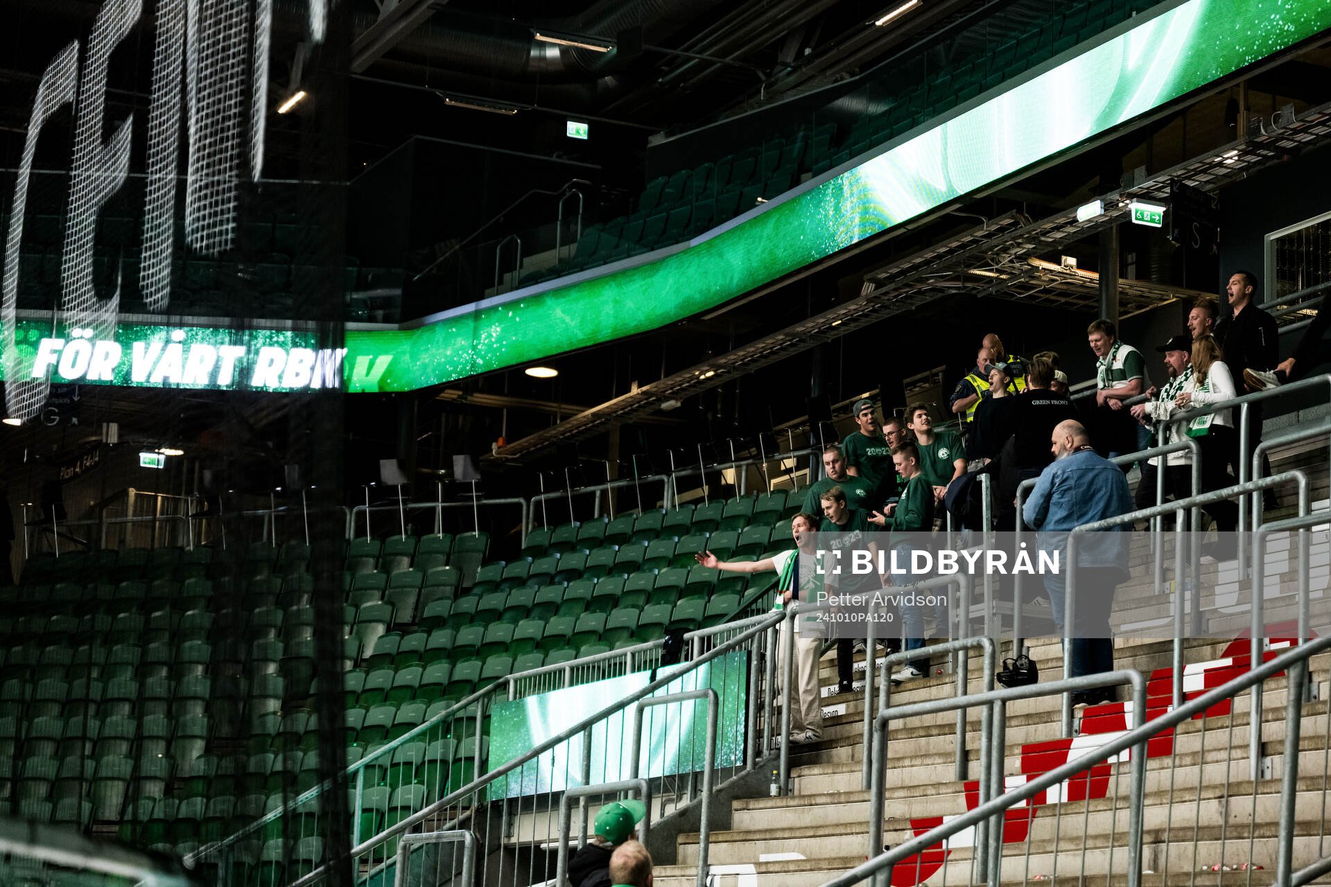 Rögles supportrar dröjer sig kvar och sjunger på arenan
