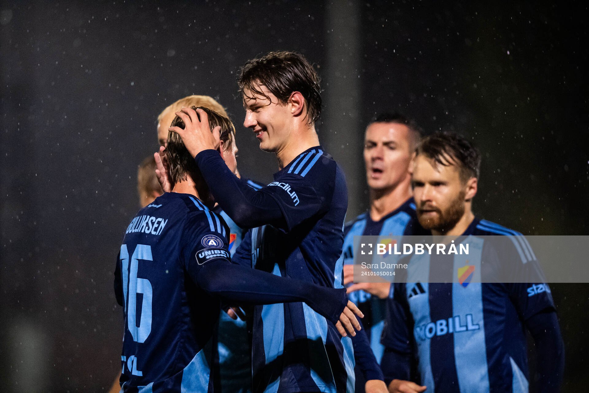 Djurgårdens Tobias Gulliksen och August Priske Flyger jublar efter 0-2 under fotbollsmatchen i Svenska Cupen mellan FC Järfälla och Djurgården den 10 oktober 2024 i Stockholm.