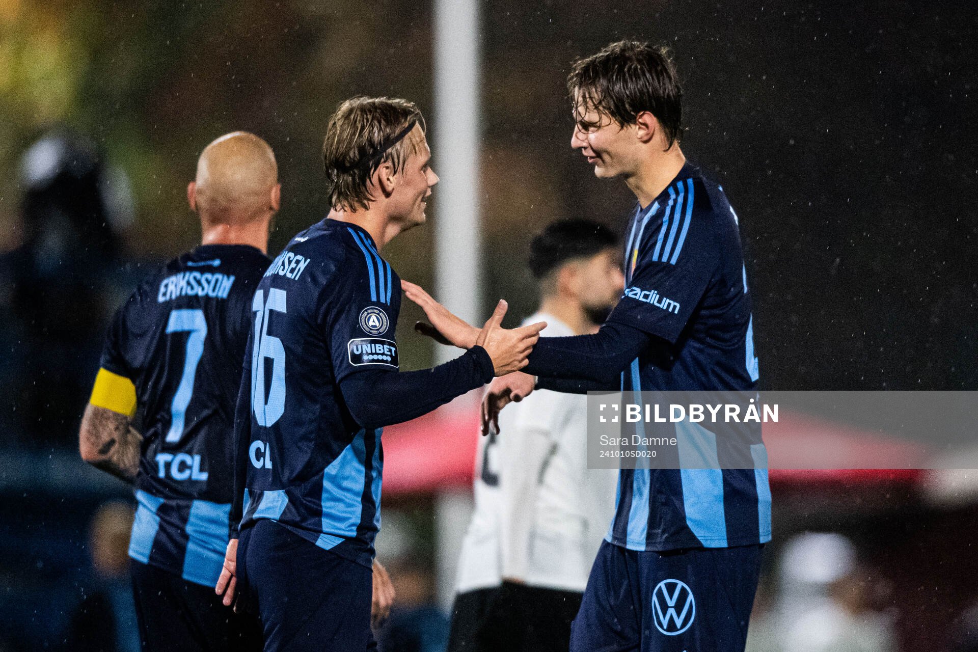 Djurgårdens Tobias Gulliksen och August Priske Flyger jublar efter 1-5 under fotbollsmatchen i Svenska Cupen mellan FC Järfälla och Djurgården den 10 oktober 2024 i Stockholm.