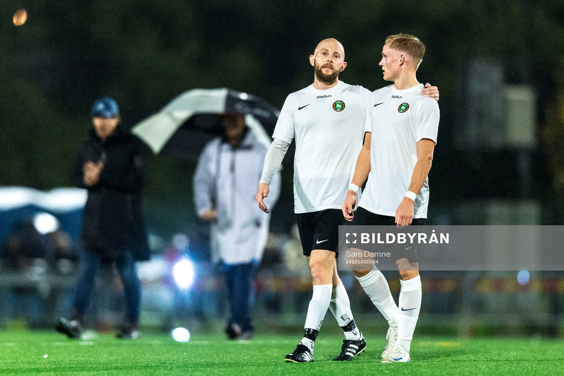 FC Järfällas Carl-Simon Norén och Jonathan Hedivi deppar