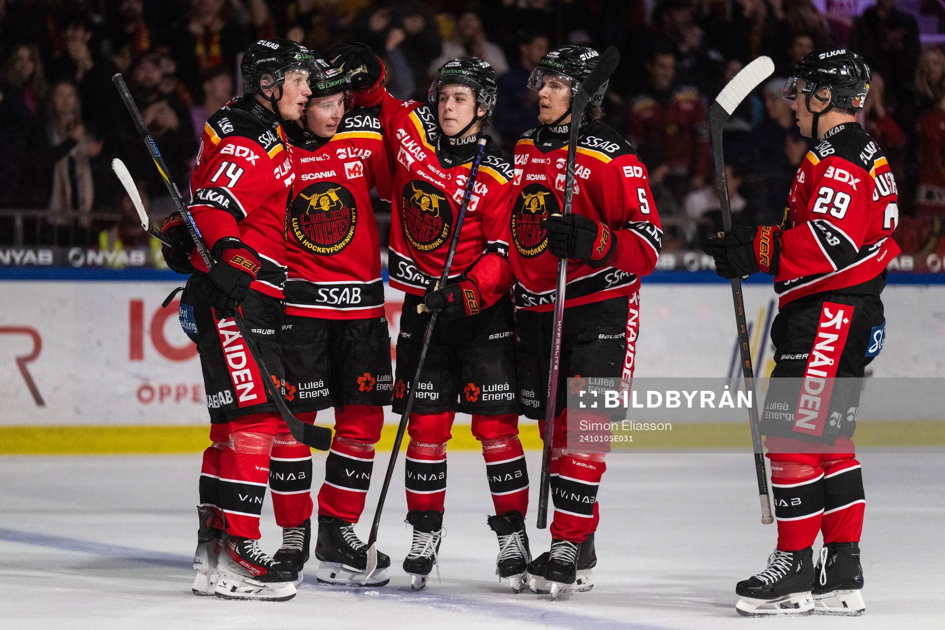 Luleås David Granberg jublar med lagkamrater