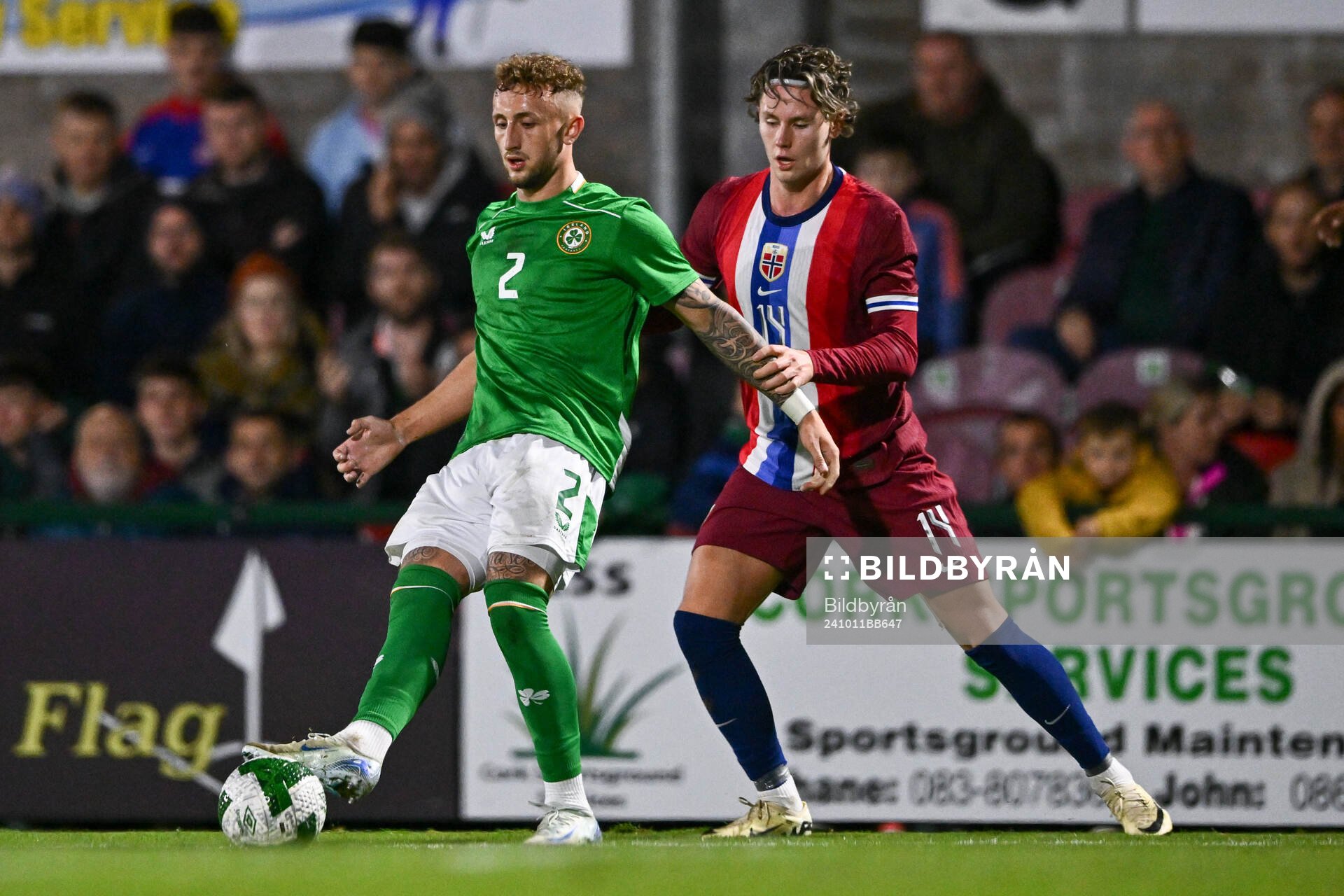 Sam Curtis of Republic of Ireland and Mathias Fjørtoft