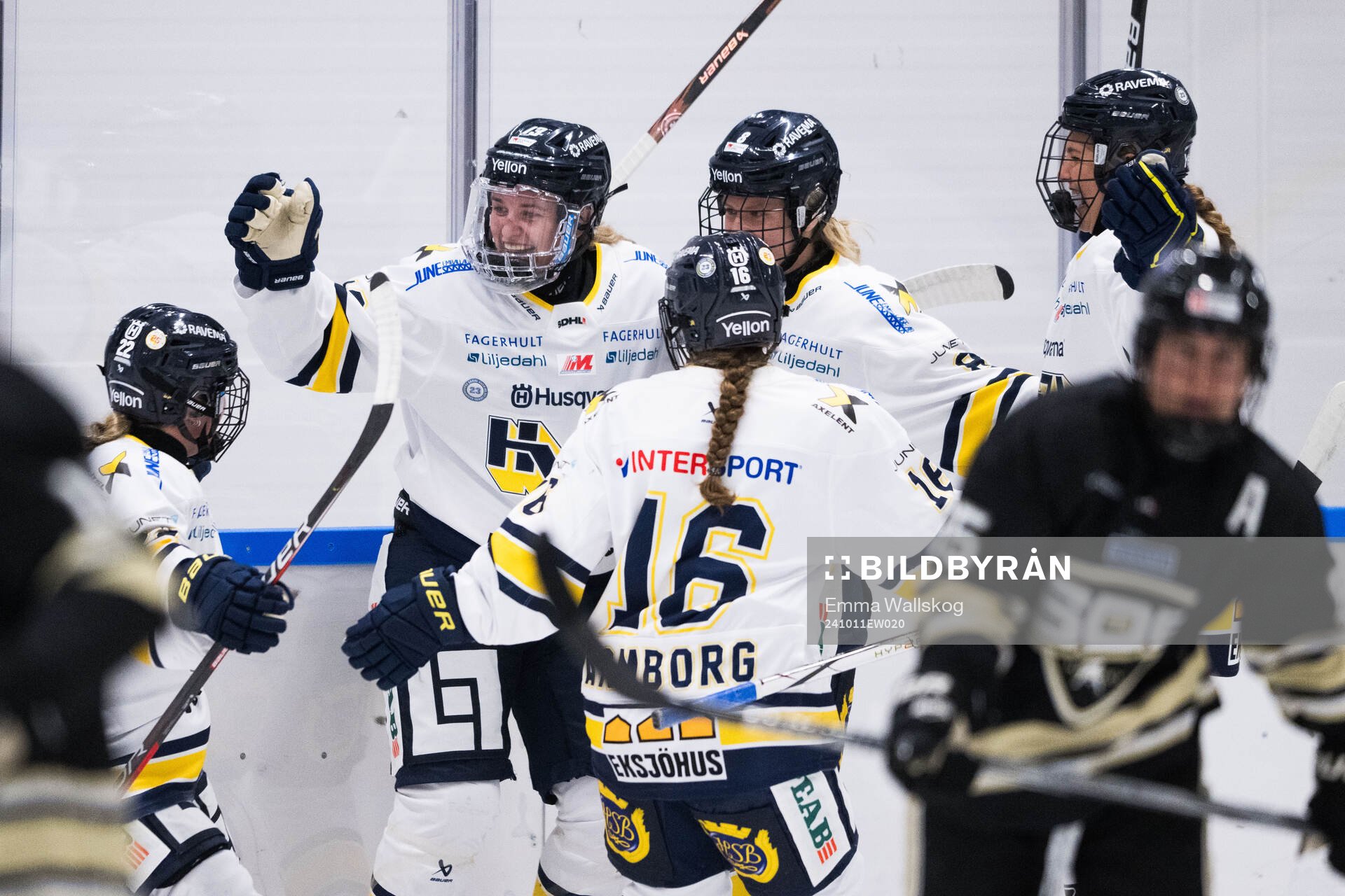 HV71s Julia Nearis jublar