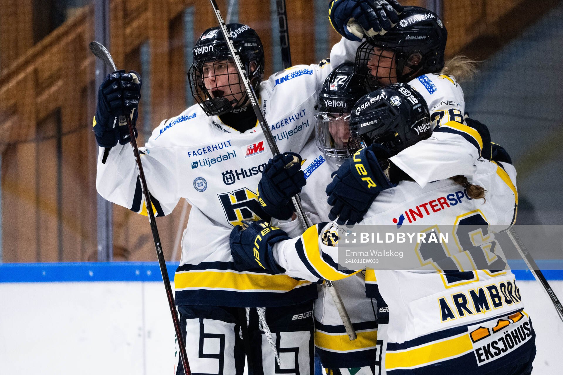 HV71s Elin Svensson jublar med Emmi Rakkolainen, Rachel