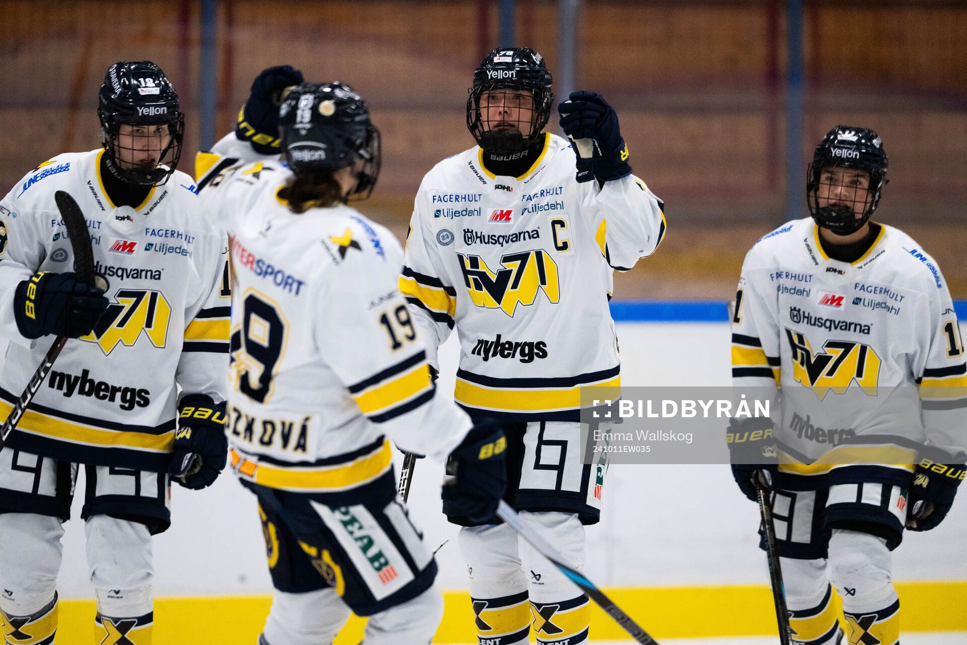 HV71s Elin Svensson jublar med Klara Seroiszkova