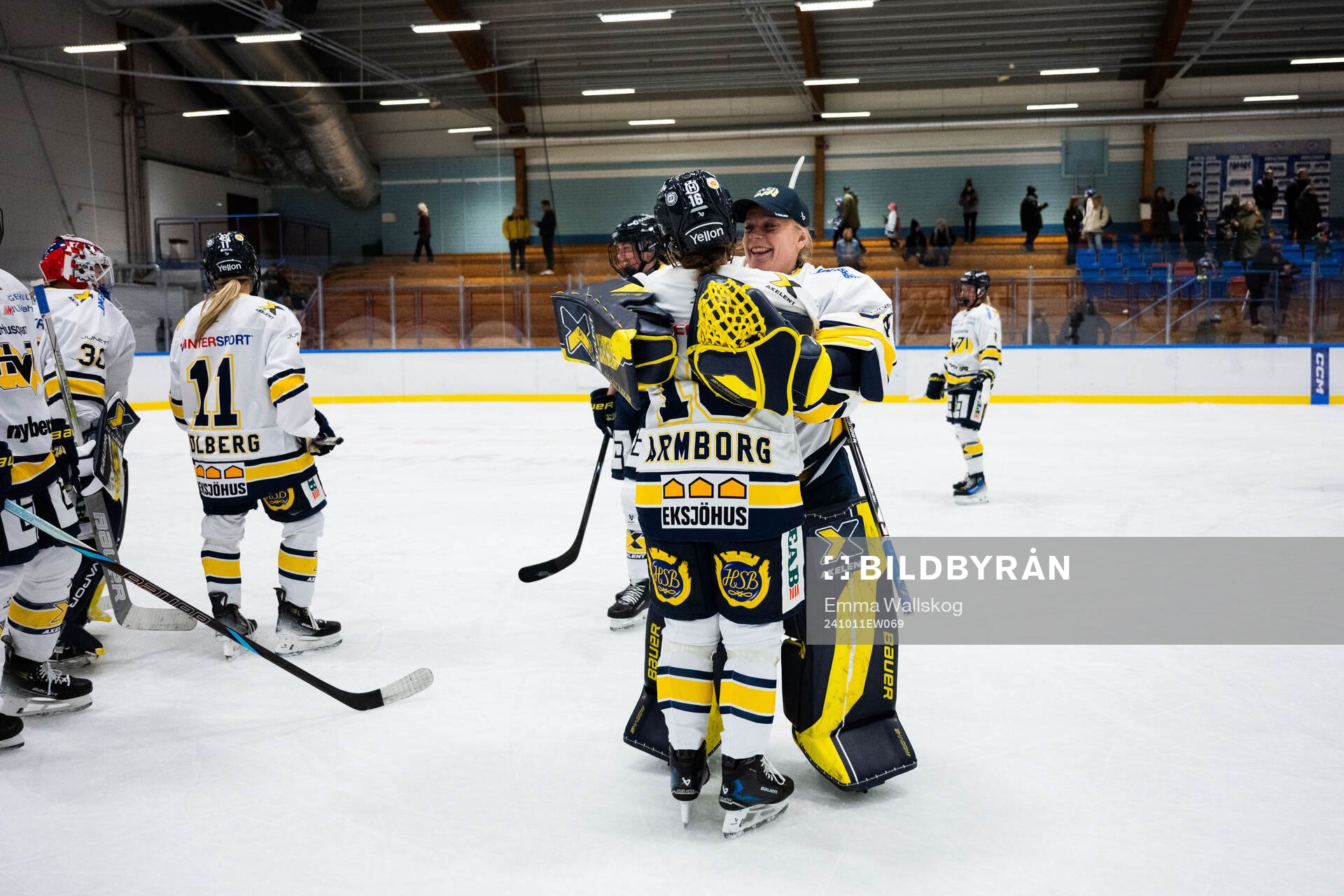 HV71s Kajsa Armborg och målvakt Lina Van Noort jublar