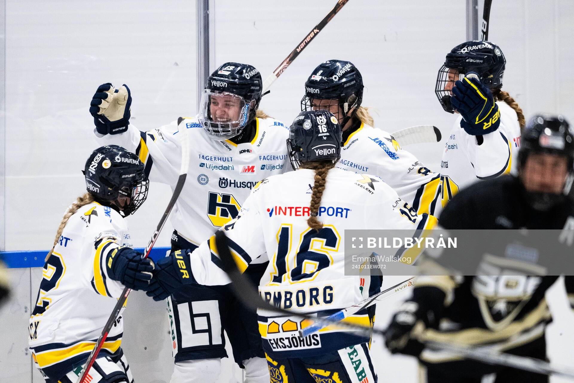 HV71s Julia Nearis jublar med lagkamrater
