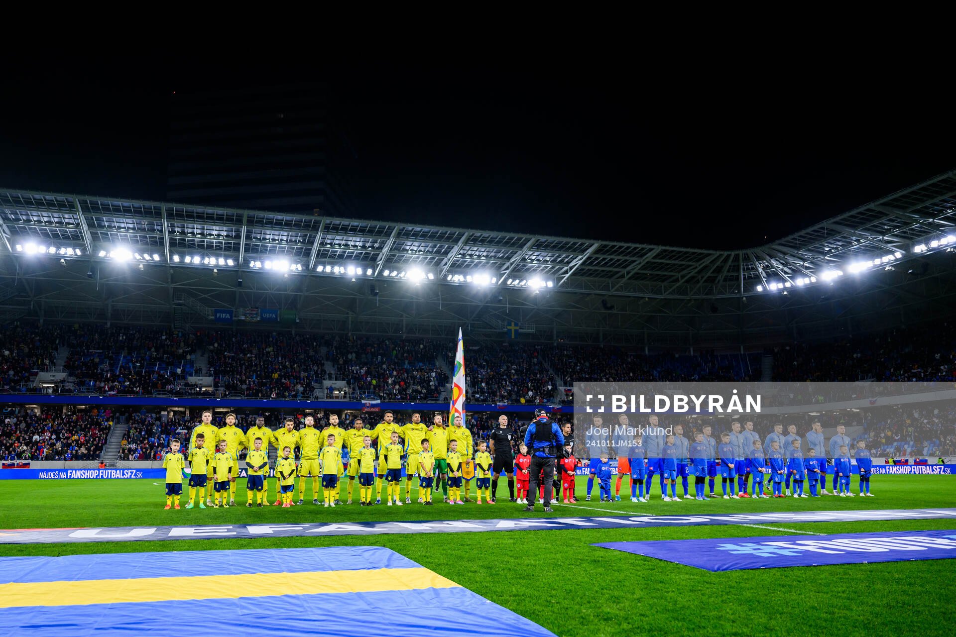 Players of Sweden and of Slovakia