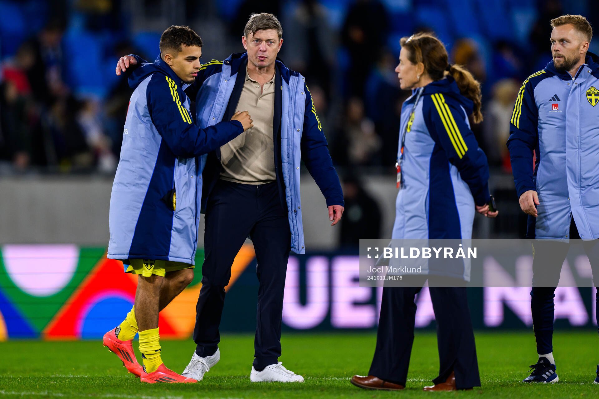 Yasin Ayari and head coach Jon Dahl Tomasson of Sweden