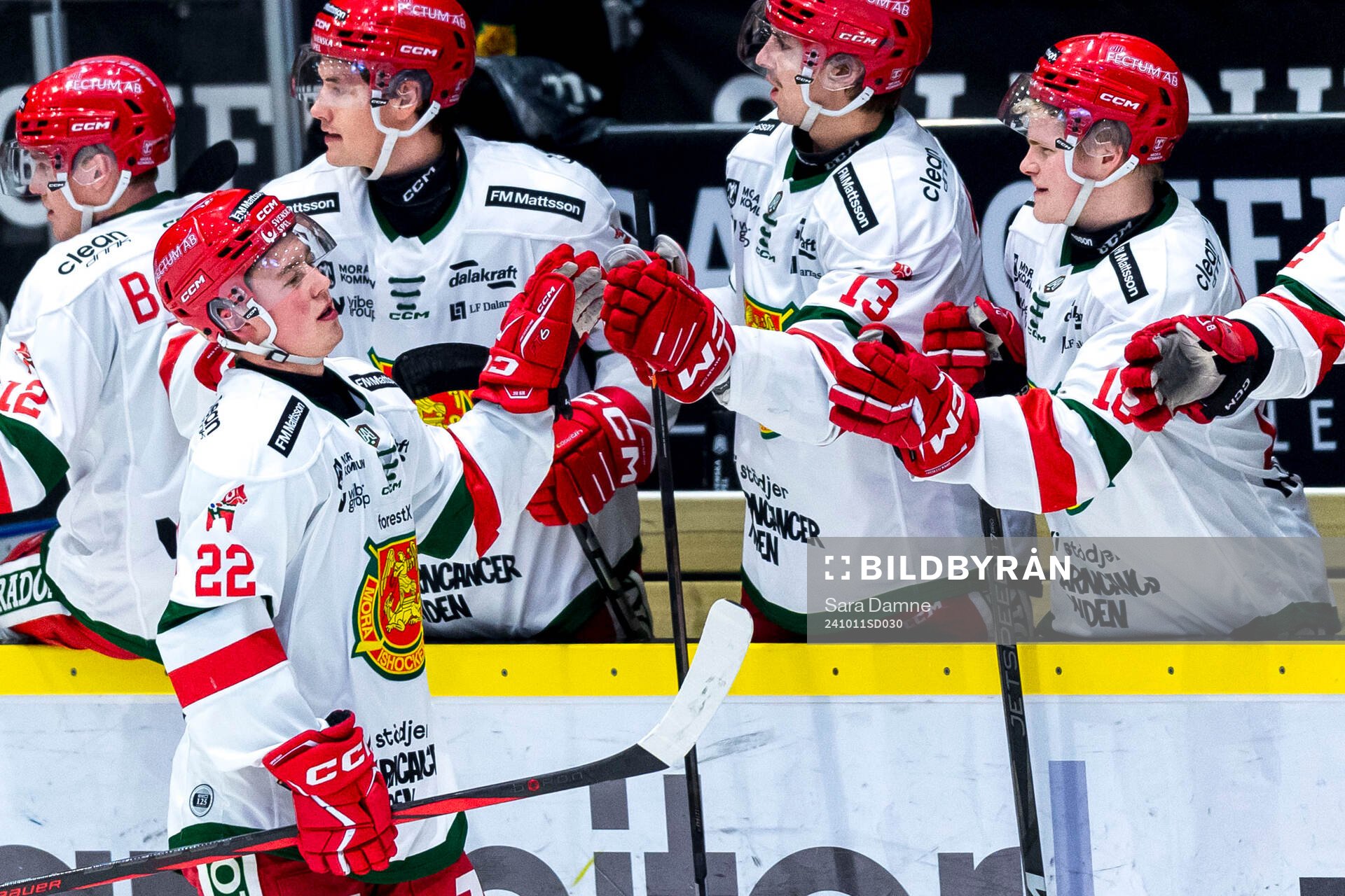 Moras Petter Vesterheim jublar med lagkamrater