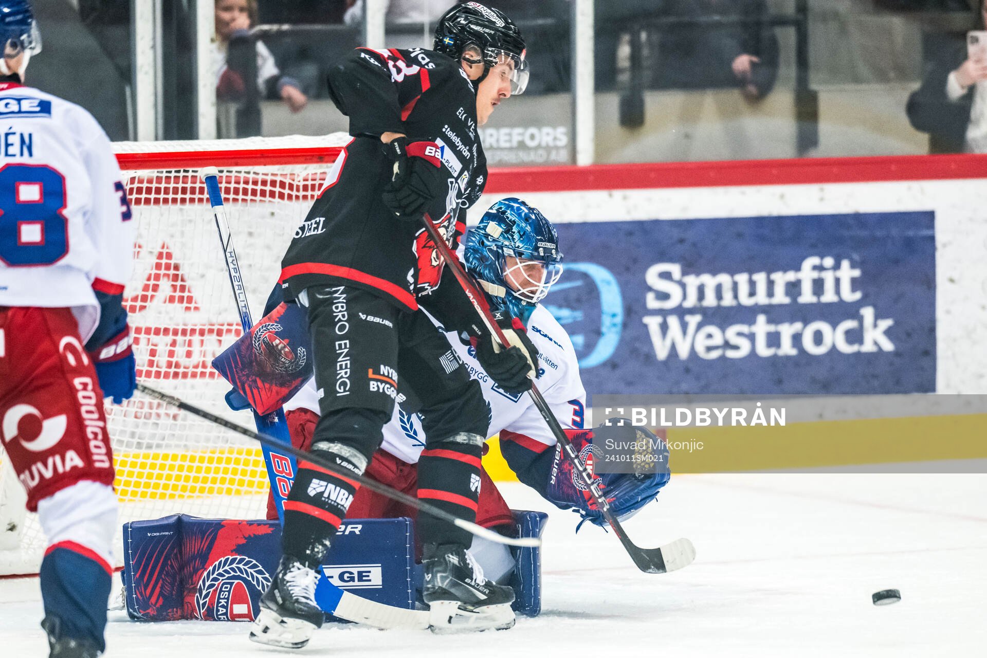 Nybros Felix Olsson och IK Oskarshamns målvakt Tomas Rydén