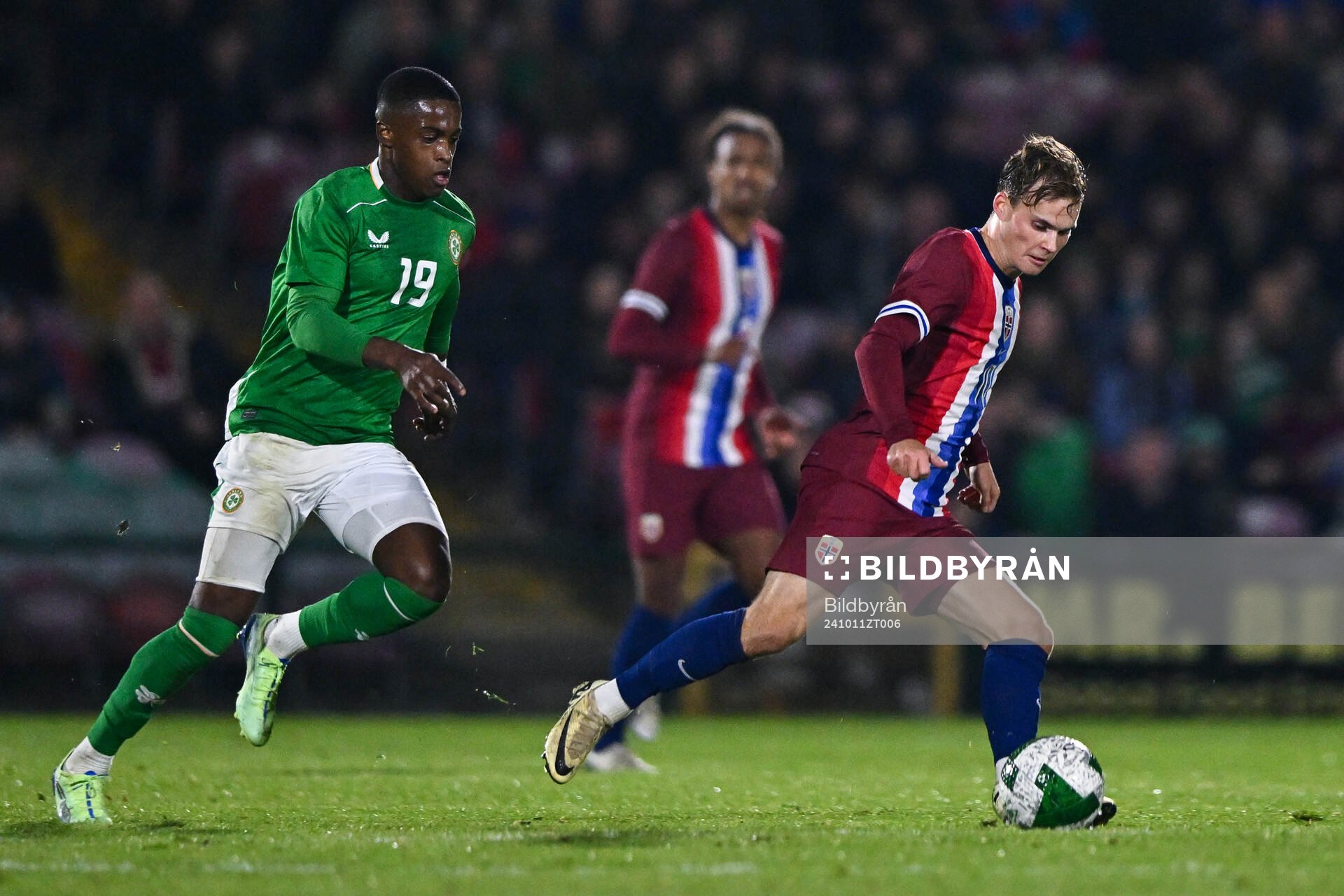 Aidomo Emakhu of Republic of Ireland and Kristian Arnstad