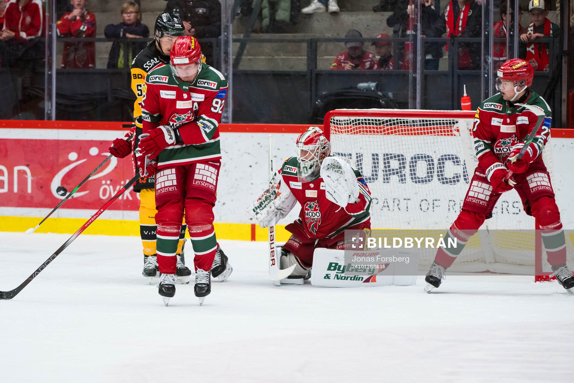 MoDos Jesper Olofsson och målvakt Lassi Lehtinen