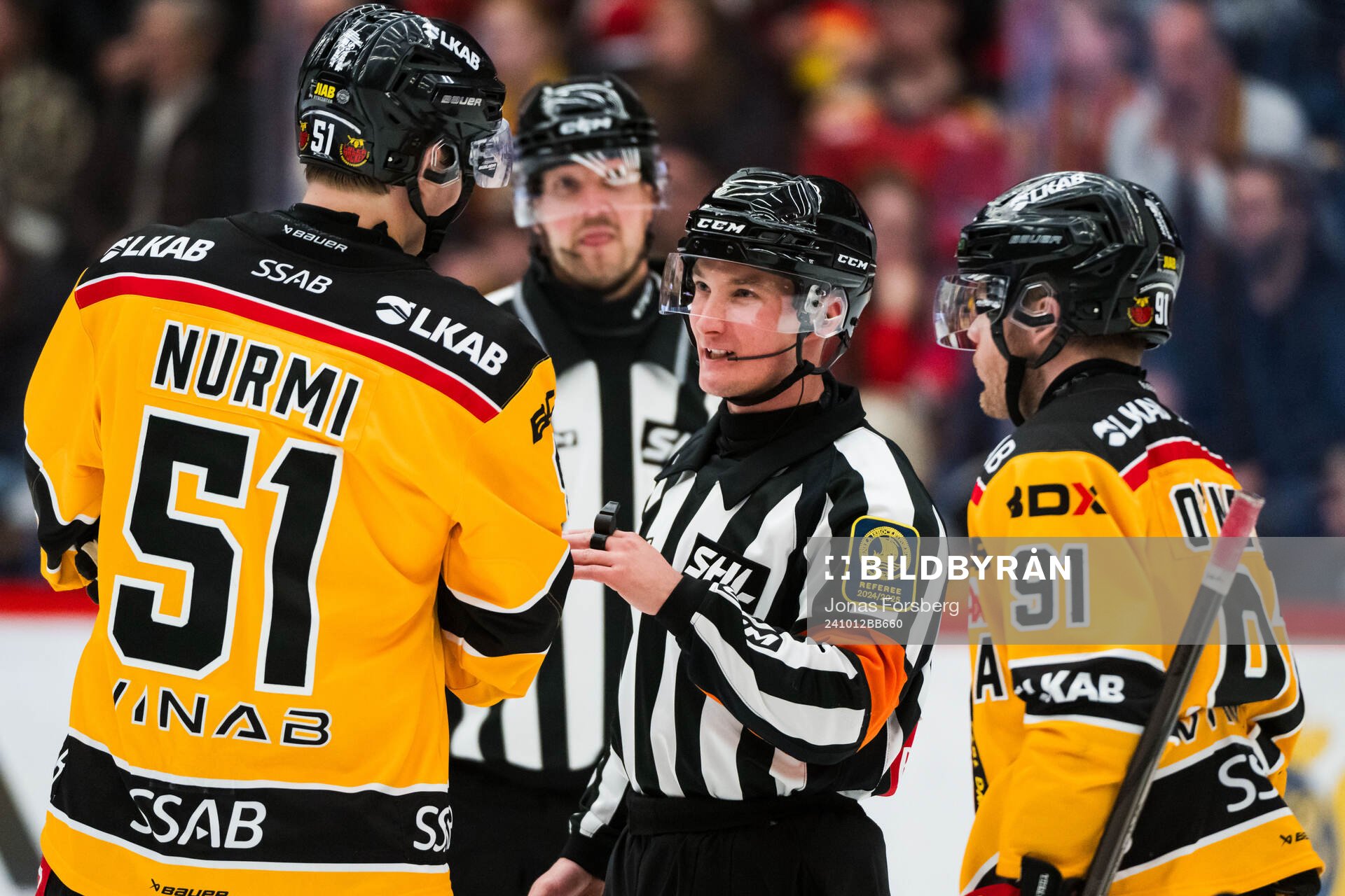 Luleås Markus Nurmi och domare Alexander Österberg