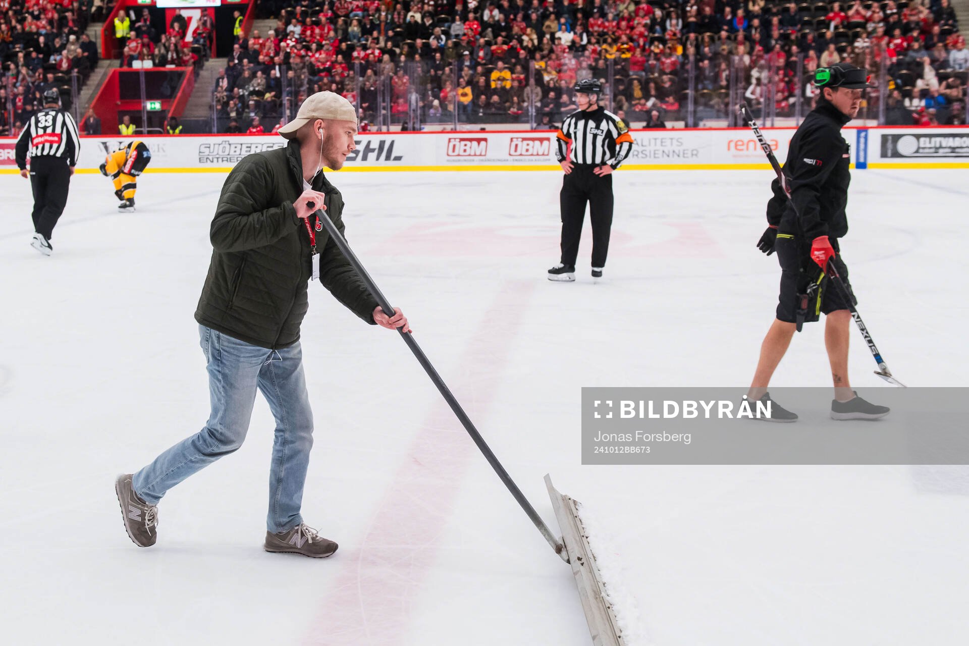 Isen skrapas ren från blod