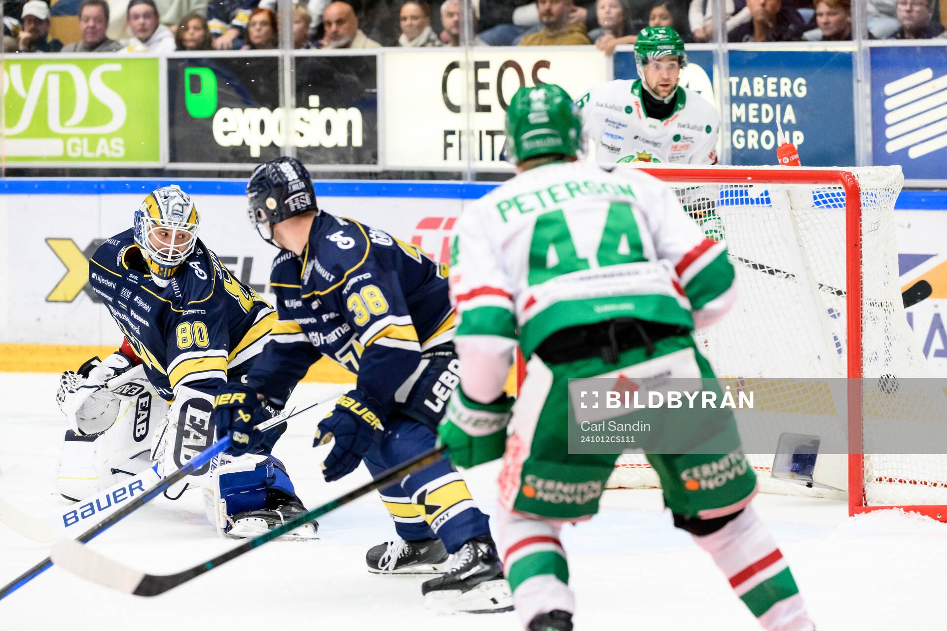 Rögles Felix Nilsson (ej i bild) gör 3-4 bakom HV71s