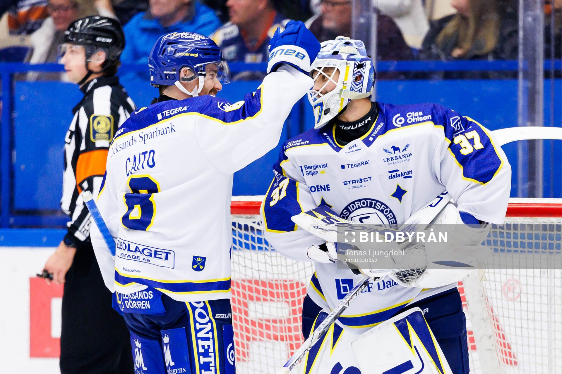 Leksands Matt Caito och målvakt Jakob Hellsten jublar