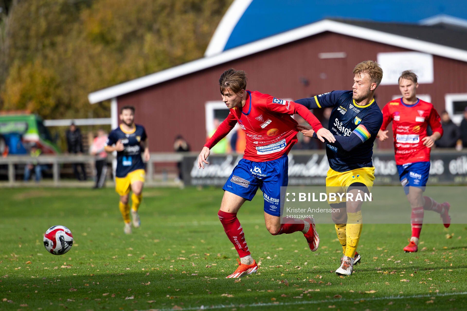 Tvååkers Lukas Paulsén och Torns Jens Lynard under fotbollsmatchen i Ettan södra mellan Tvååker och Torn den 12 oktober 2024 i Tvååker.