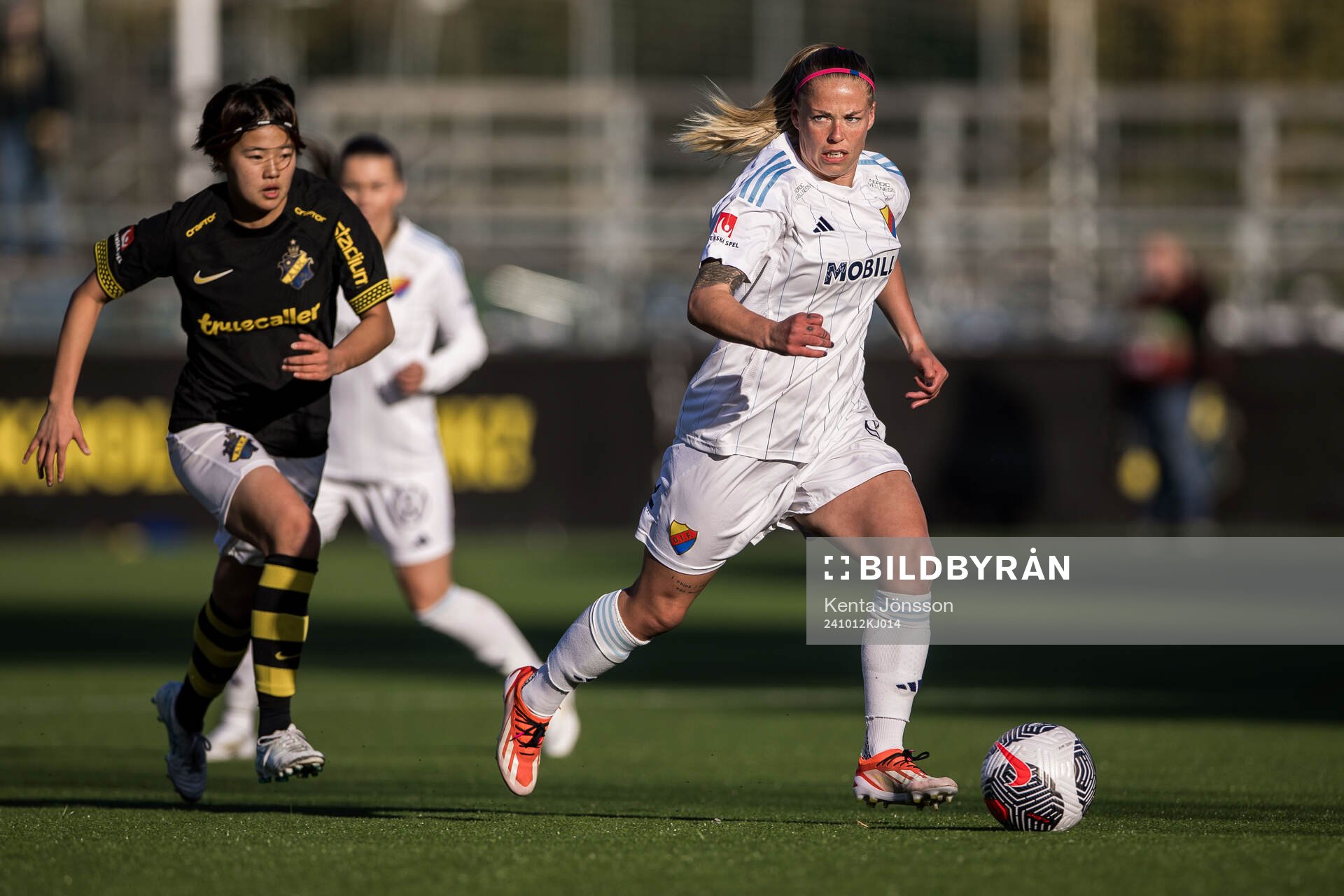 AIKs Haruna Tabata och Djurgårdens Therese Åsland