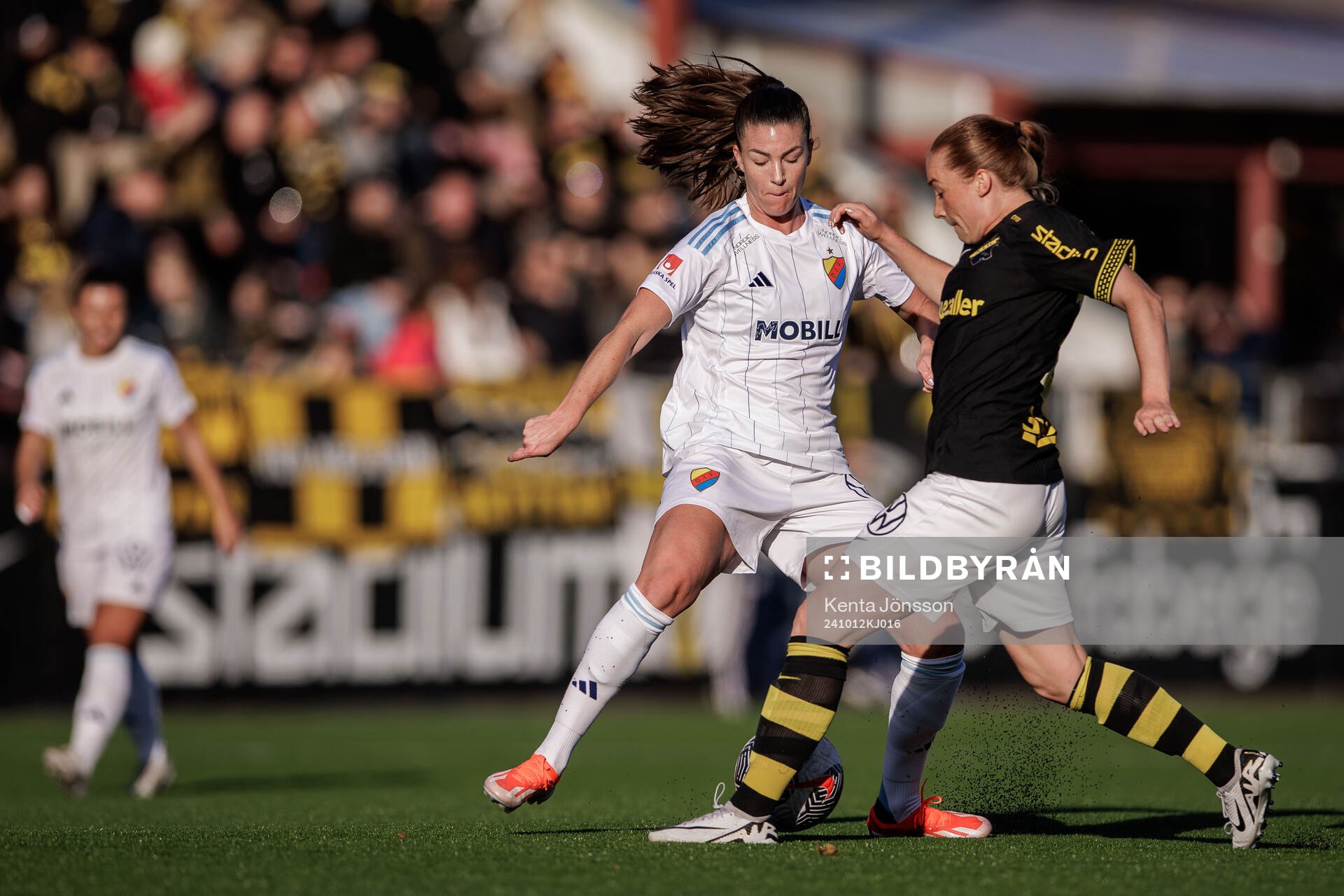 Djurgårdens Pauline Hammarlund och AIKs Ella Reidy