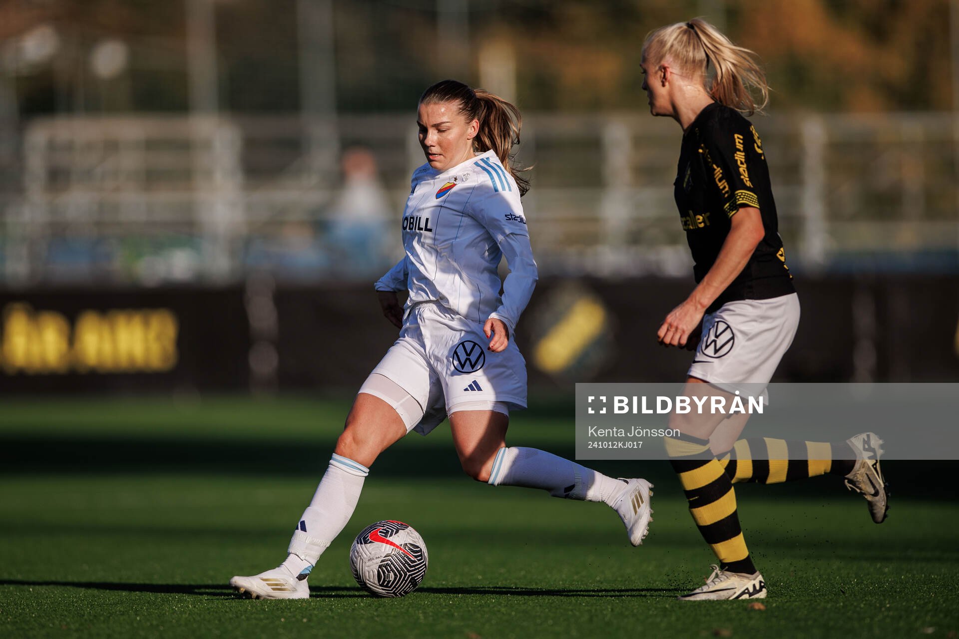 Djurgårdens Ebba Hed och AIKs Moa Sjöström