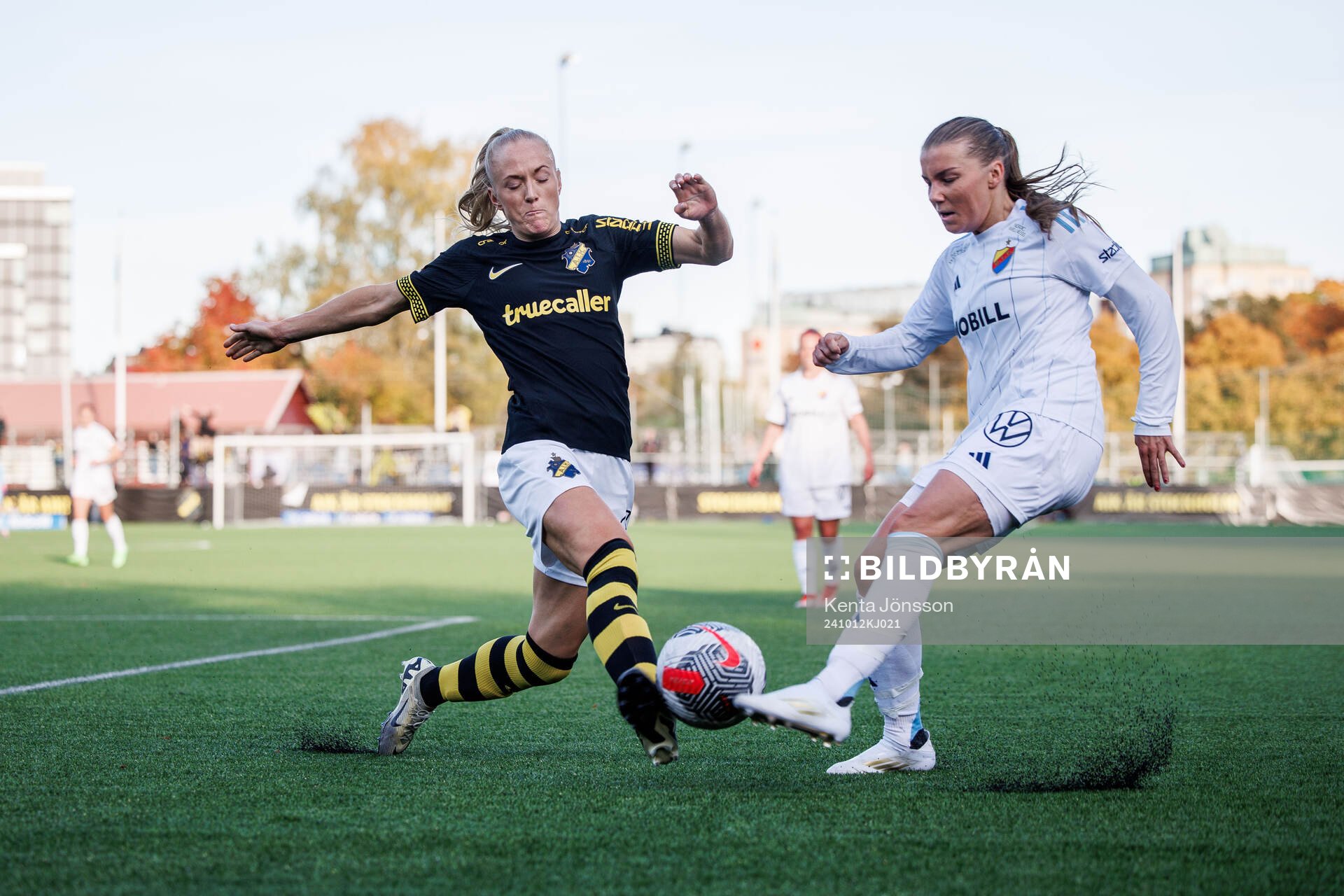AIKs Moa Sjöström och Djurgårdens Ebba Hed