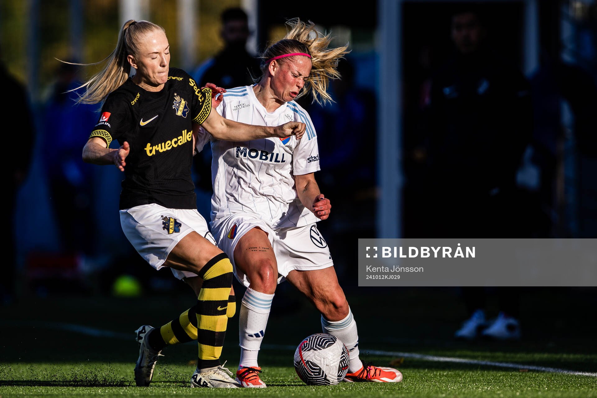AIKs Moa Sjöström och Djurgårdens Therese Åsland