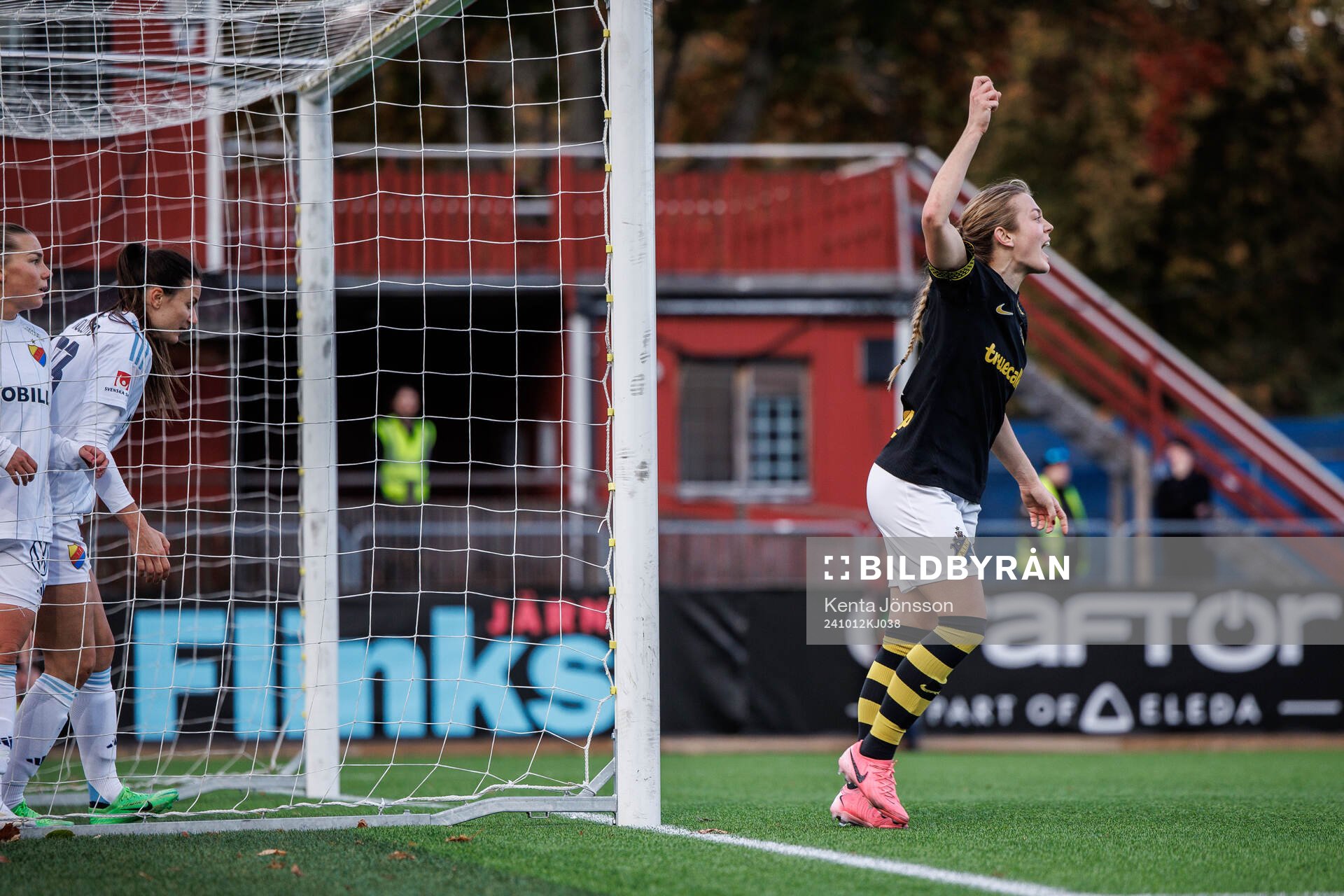 AIKs Beata Olsson jublar efter 1-1 under fotbollsmatchen i Damallsvenskan mellan AIK och Djurgården den 12 oktober 2024 i Stockholm. 