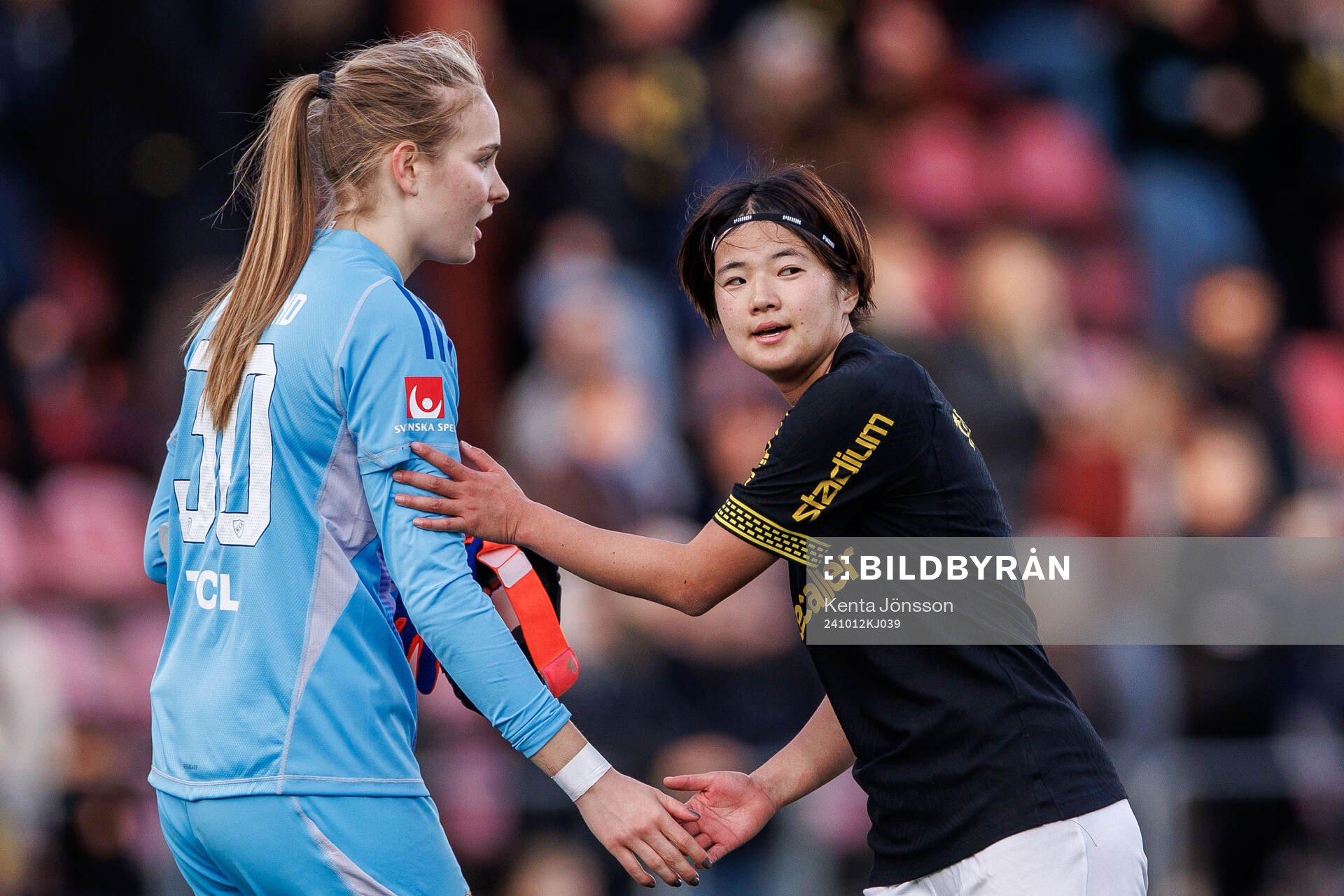 Djurgårdens målvakt Elvira Björklund och AIKs Haruna