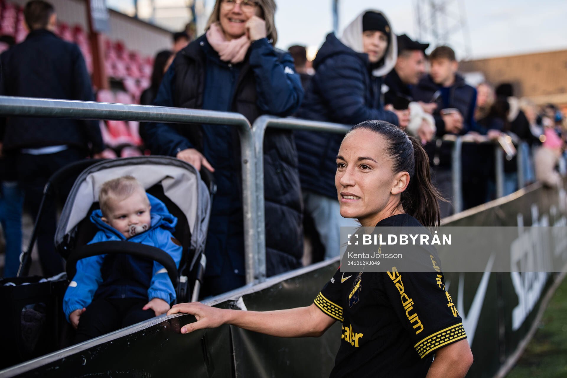 AIKs Anna Oscarsson efter fotbollsmatchen i Damallsvenskan mellan AIK och Djurgården den 12 oktober 2024 i Stockholm. 