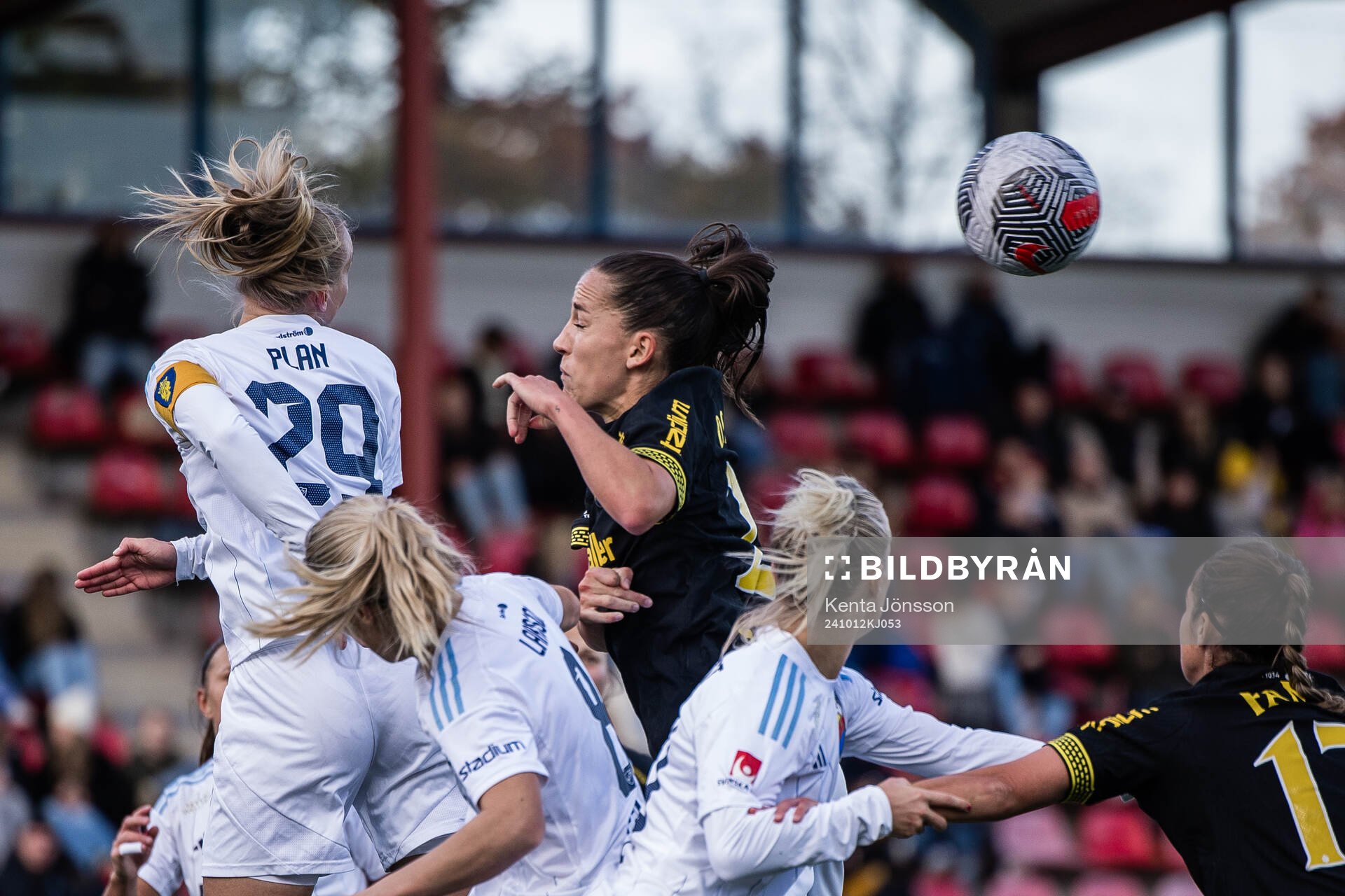 Djurgårdens Matilda Plan och AIKs Anna Oscarsson