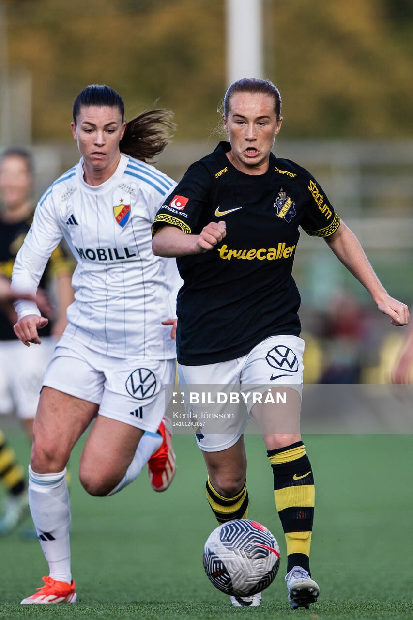 Djurgårdens Pauline Hammarlund och AIKs Ella Reidy