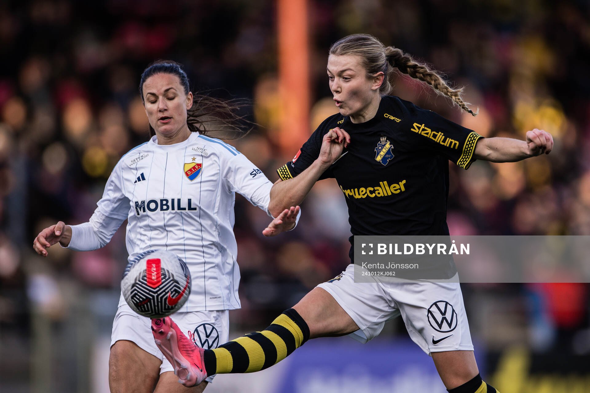 AIKs Beata Olsson och Djurgårdens Beata Kollmats