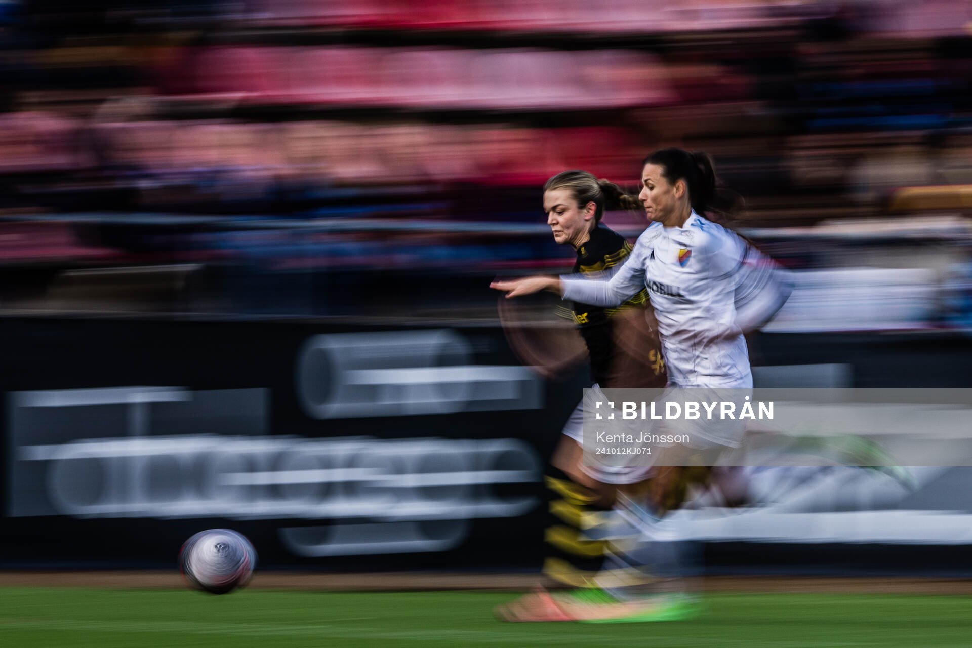 Panorering av AIKs Beata Olsson och Djurgårdens Beata